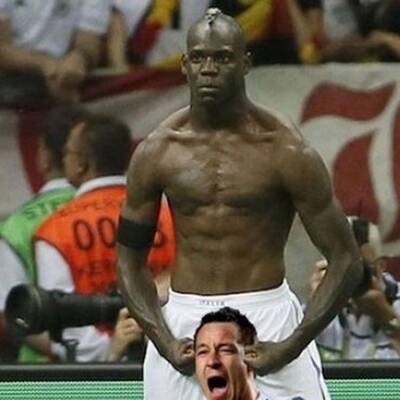 Balotelli-Posen sind der Renner im Internet