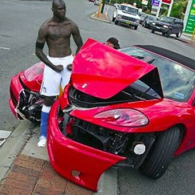 Balotelli-Posen sind der Renner im Internet