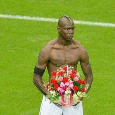 Balotelli-Posen sind der Renner im Internet