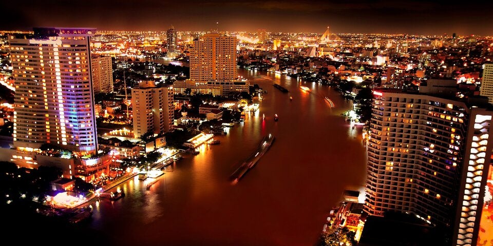 Bangkok mit Chao Praya-Fluss bei Nacht