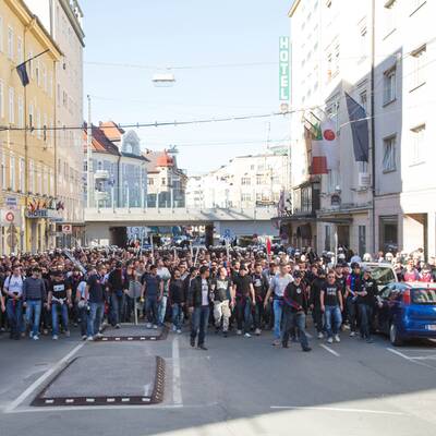 Basel-Fans stürmen Salzburg