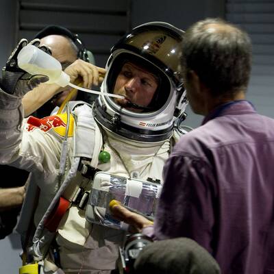 Wegen Windes wurde Baumgartners Sprung abgebrochen.