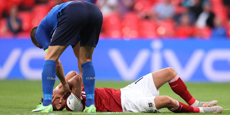 Christoph Baumgartner liegt verletzt am Spielfeld