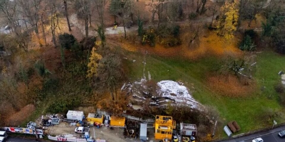 Baustelle ist mit Sichtschutz abgeschirmt
