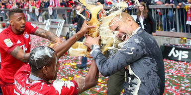 Bierdusche für Bayern-Coach Guardiola