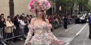 Influencerin Haley Baylee l&ouml;ste mit Spruch Social-Media-Protest aus