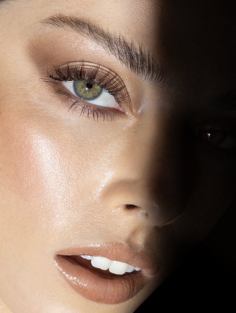 DER HEISSESTE INSTA-MAKE-UP-TREND - der Latte Look, bei dem das gesamte Make-up monochrom in den Farben dieses Kaffeegetränks geschminkt wird. 