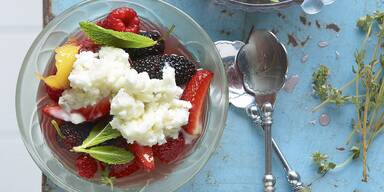 Beerensalat mit Joghurteis