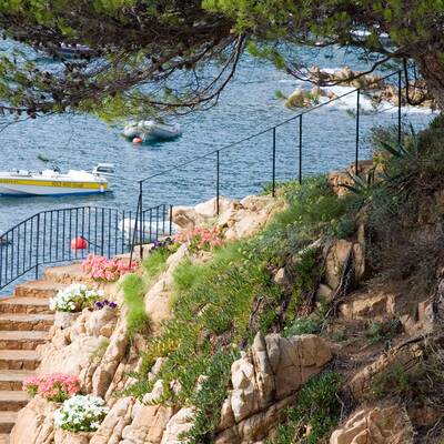 Frauen beim Wandern am katalonischen Küstenweg Cami de Ronda