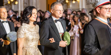 Beim Einzug Minister Hattmannsdorfer hinter LH Stelzer
