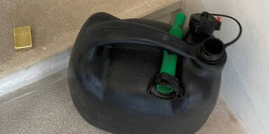 Mann &uuml;bersch&uuml;ttet sich mit Benzin und droht sich anzuz&uuml;nden