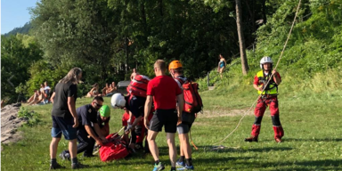 Bergrettung Gmunden birgt eine Frau, die 150 m abgest&uuml;rzt ist