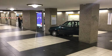 Kaum zu glauben, wie dieses Auto in die Berliner U-Bahn kam