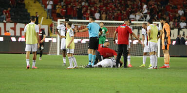 Besiktas-Profi kollabiert w&auml;hrend Spiel