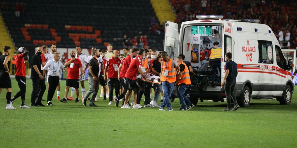 Besiktas-Profi kollabiert während Spiel