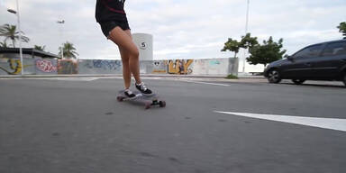 Longboard-Girl: Sexy auf 4 Rädern