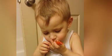 Kind nimmt rührend Abschied von Goldfisch