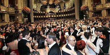 Besucher eines Balls sollten sich passend kleiden