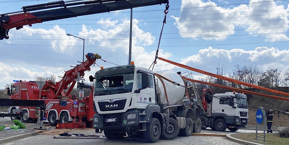 Umgefallener Betonmisch-LKW inmitten eines Kreisverkehrs in Wien Simmering
