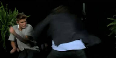 Hangover-Star verdrischt Justin Bieber mit Gürtel