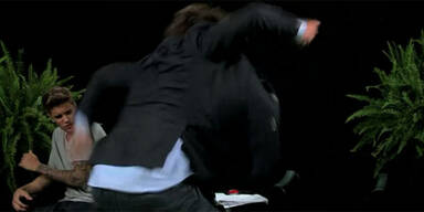 Hangover-Star verdrischt Justin Bieber mit Gürtel