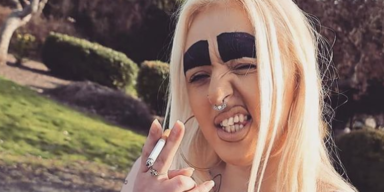 Frau mit gr&ouml;ssten Augenbrauen