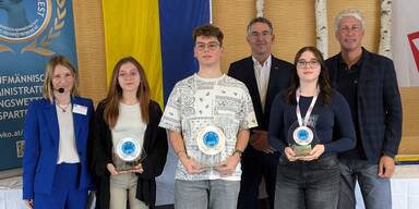 v.l.: Wettbewerbsorganisatorin Karoline Harm, Anja G&ouml;belhaider (2. Platz), Sieger Joshua-Noel, Berufsschuldirektor Thomas Breineder (LBS Theresienfeld), Alina Stangl (3. Platz) und Schulqualit&auml;tsmanager Gunnar Hamann (v.l.).&nbsp;