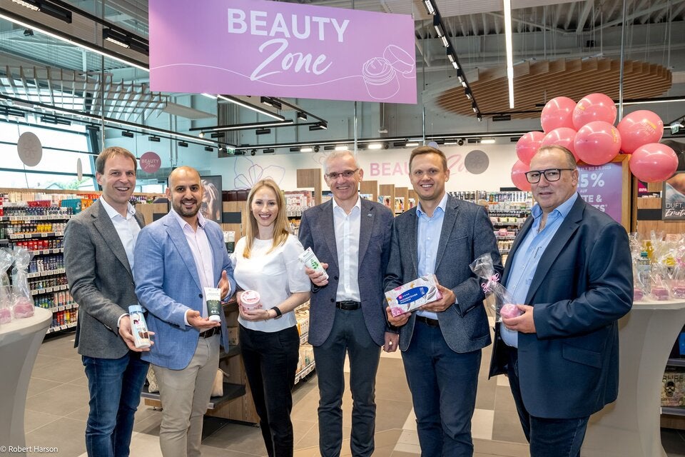 (v.l.n.r.): Eric Scharnitz (BILLA Vertriebsdirektor), Hamed Mohseni (BILLA Vertriebsdirektor), Marina Eichinger (BIPA Bereichsleiterin Customer Insights), Heinz Ettlinger (Finanzstadtrat von Amstetten), Alexander Poropatits (BILLA Vertriebsleiter) und Karl Wallner (BILLA Vertriebsleiter) freuen sich über die erste BILLA PLUS Beauty Zone in Österreich.