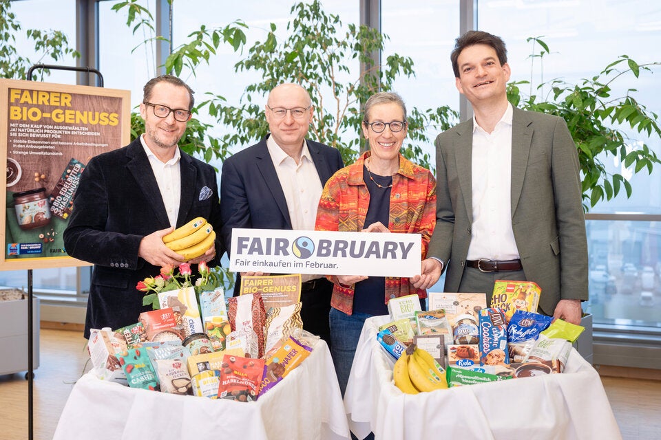 v.l.n.r.: Robert Nagele (Vorstand BILLA AG), Hartwig Kirner (Geschäftsführer FAIRTRADE Österreich), Johanna Mang (Vorstandsvorsitzende FAIRTRADE Österreich), Johannes Greller (PENNY Österreich Geschäftsführer)