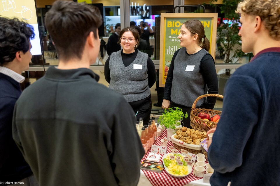 Gemeinsam Talente fördern: WU Wien und REWE Group starten Partnerschaft