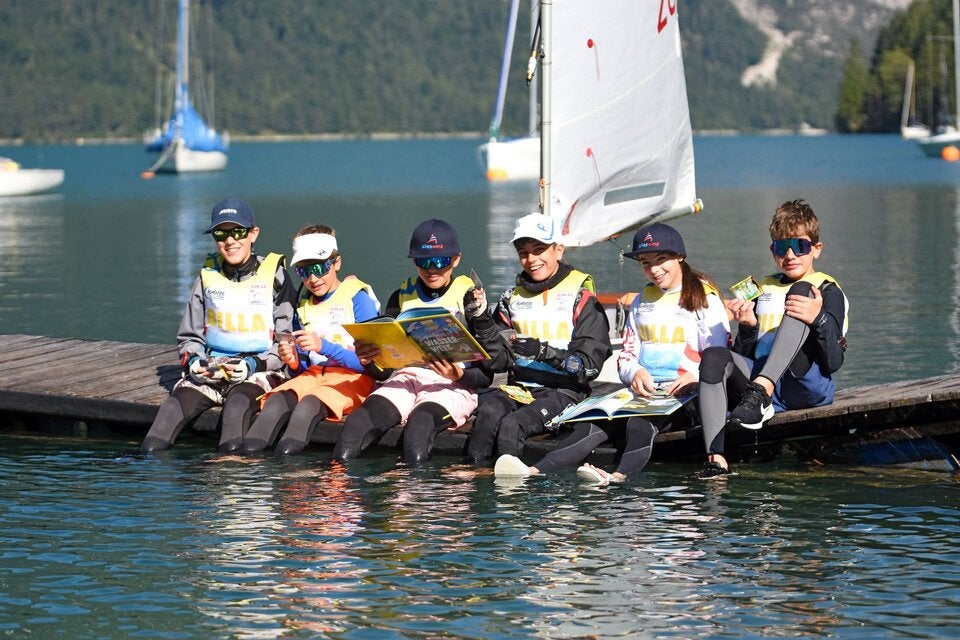 Je zehn Euro Einkaufswert gibt es bei BILLA, BILLA PLUS, BIPA und Sutterlüty eine gratis Stickerpackung mit je fünf Stickern, die die Segler:innen bei den Österreichischen Jugendmeisterschaften am Achensee in Tirol fleißig in das neue Stickeralbum einkleben.