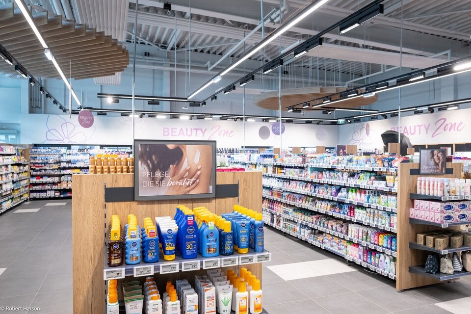 Im BILLA PLUS Markt in Amstetten befindet sich Österreichs erste BILLA PLUS Beauty Zone auf rund 200 m2 und bietet knapp 9.000 Drogerieartikel für den täglichen Bedarf.