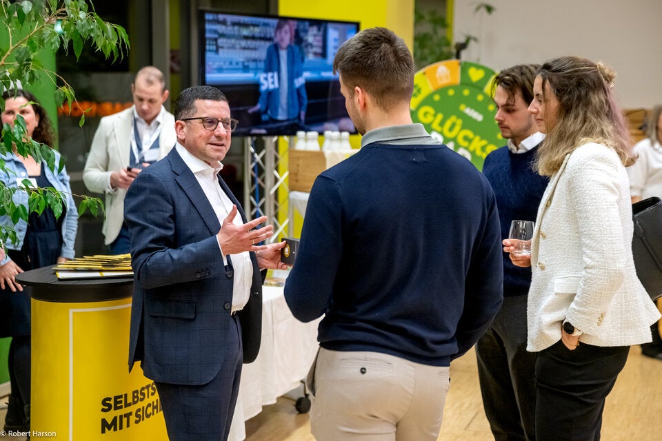Marcel Haraszti, REWE International Vorstand (l.) im Gespräch mit WU-Studenten