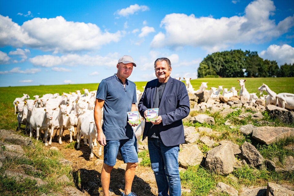 Fritz Mitterhumer (r.), Geschäftsführer der Bio-Käserei Schlierbach, setzt auf eine enge Zusammenarbeit mit regionalen Bio-Betrieben, wie jenem Hof von Franz Haslehner (l.) in St. Agatha im Bezirk Grieskirchen im Hausruckviertel.