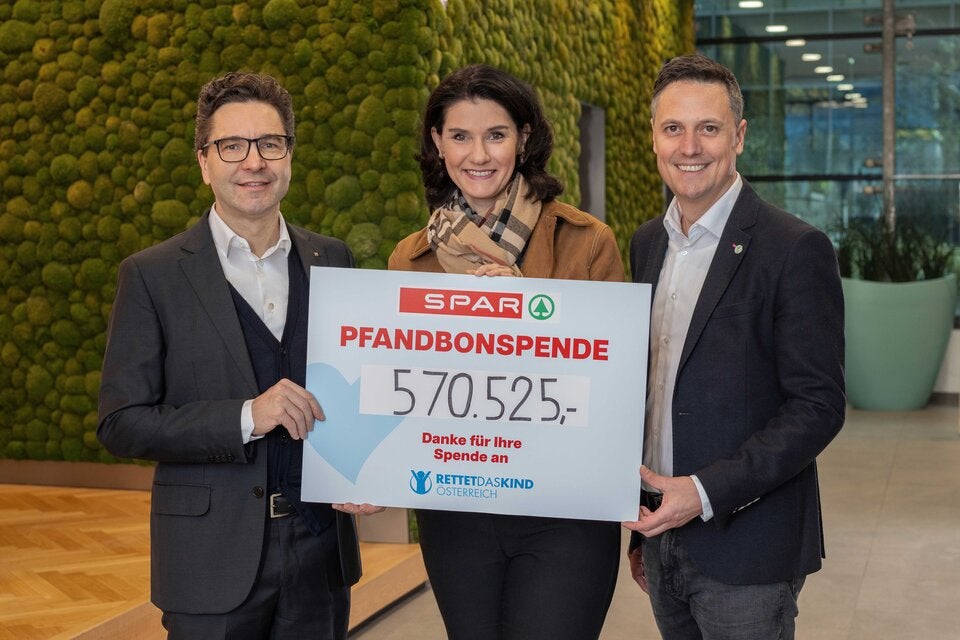 Eine Gesamtspende von 570.525 Euro aus den Pfandbonspenden 2025 übergab Markus Kaser (links), Stv. Vorstandsvorsitzender von SPAR, an Mario Zagler (rechts), Generalsekretär von Rettet das Kind Österreich, sowie an Andrea Drexel (Mitte), Geschäftsführerin von Rettet das Kind Salzburg.  
