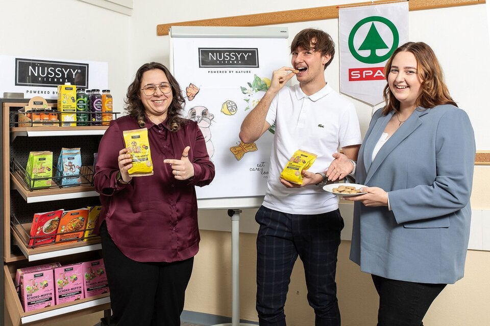Gemeinsam mit Nussy®-Gründerin Carina Rahimi-Pirngrube (r.) entwickelten die Spar-Lehrlinge der Fachberufsschule Spittal die neuen Nussy® Bio Lecker-Keksi® Zitrone · Dinkel