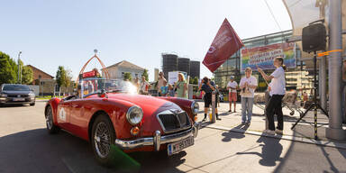 Oldtimer im Rampenlicht: Rallye-Start beim Q19 in Wien D&ouml;bling