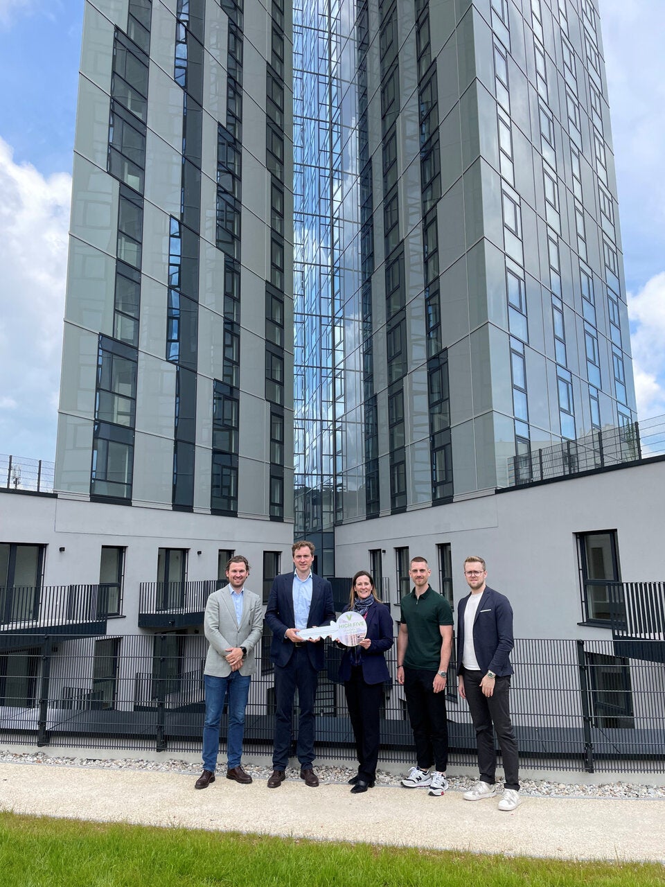 STC-Projektleiterin Yvonne Schrank zusammen mit Projektpartner RoomBuus bei der Übergabe des High Five an die ZBI. 