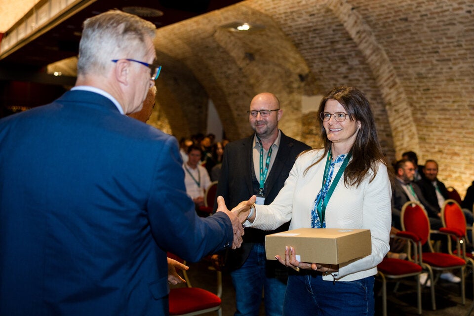 Prämienübergabe in Göttweig: Melanie Brazda nimmt die Goodiebox mit der SPAR-Obst- und Gemüseprämie entgegen – eine Auszeichnung für herausragende Qualitätsarbeit in der heimischen Landwirtschaft.