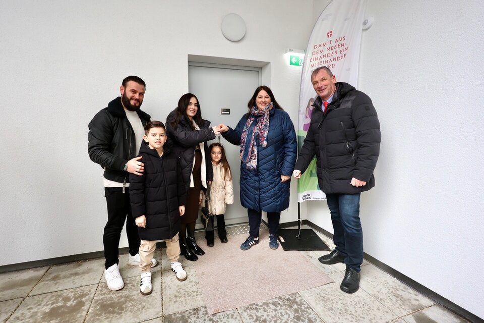 Vizebürgermeisterin und Wohnbaustadträtin Kathrin Gaál und Bezirksvorsteher-Stellvertreter Donaustadt Karl Gasta mit den neuen Bewohnerinnen und Bewohnern bei der Schlüsselübergabe für den Gemeindebau NEU in der Berresgasse.