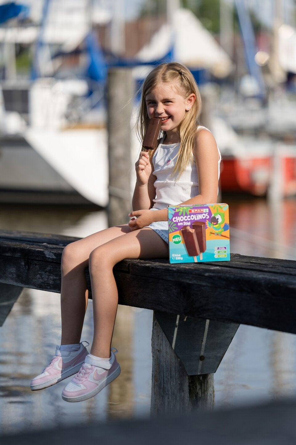 Bei dem neuen SPAR Choccolinos trifft cremiges Schokoladeneis auf eine zartschmelzende und knackige Schokoladenhülle.
