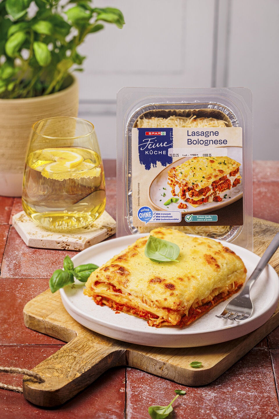 Die Spar Feine Küche Lasagne Bolognese ist eines der hervorragenden, verarbeiteten „Ready-to-Cook“-Gerichte. In der Rezeptur werden auf Aromastoffe, Farbstoffe und Geschmacksverstärker verzichtet.