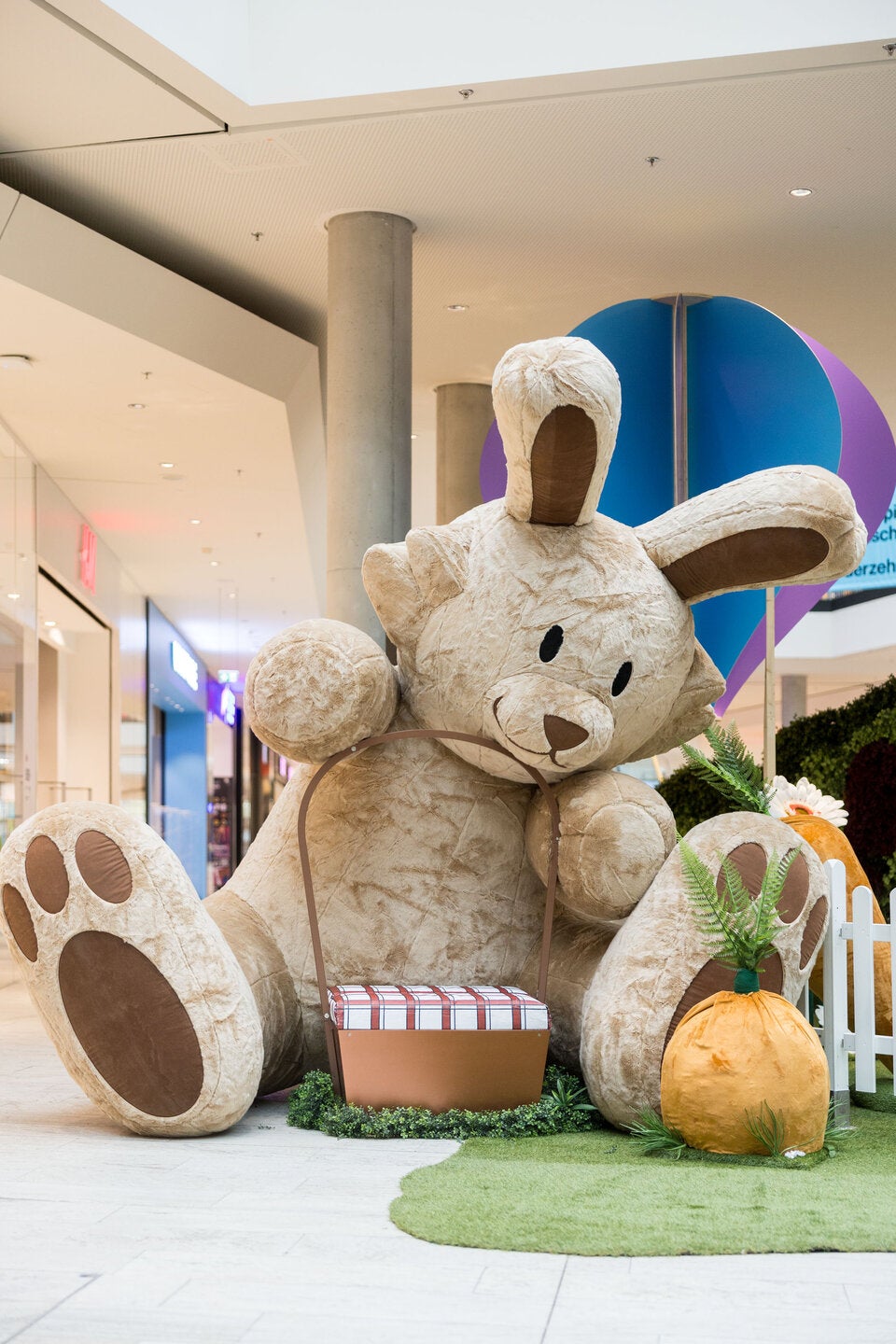 Der XL-Osterhase ist ein beliebtes Fotomotiv.