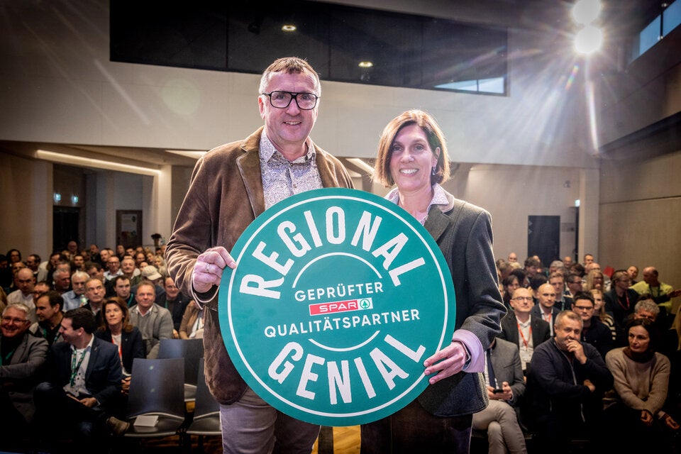 Christine und Gerhard Michaeler bei der Verleihung der SPAR-Obst- und Gemüseprämie im Zentrum für Visionen in Puch.
