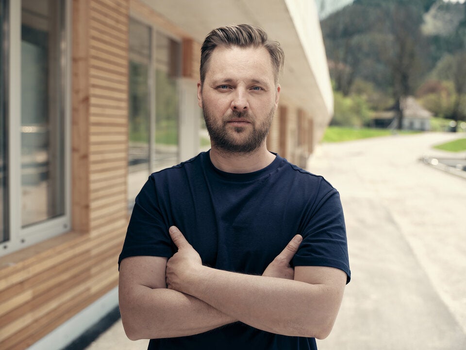 Philip Waldert, Geschäftsführer der Fischzucht Oberwasser in Schwarzau im Gebirge, setzt auf eine nachhaltige und innovative Fischzucht von Forellen und Saiblingen.