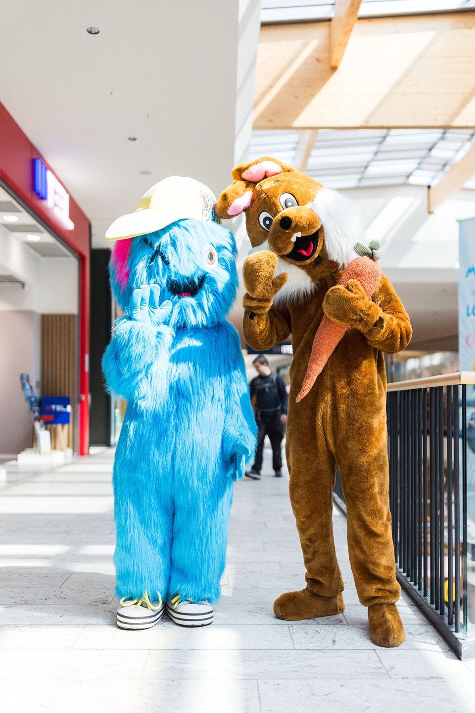 Maskottchen Happy und Osterhase sind bei der Osterparty im HUMA ELEVEN unterwegs.