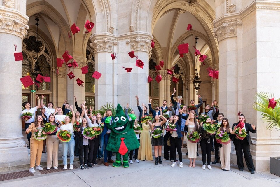 Geehrt: Besonders engagierte Lehrlinge, die während ihrer Ausbildung durch herausragende Leistungen glänzten wurden symbolisch mit einem Doktorhut ausgezeichnet.