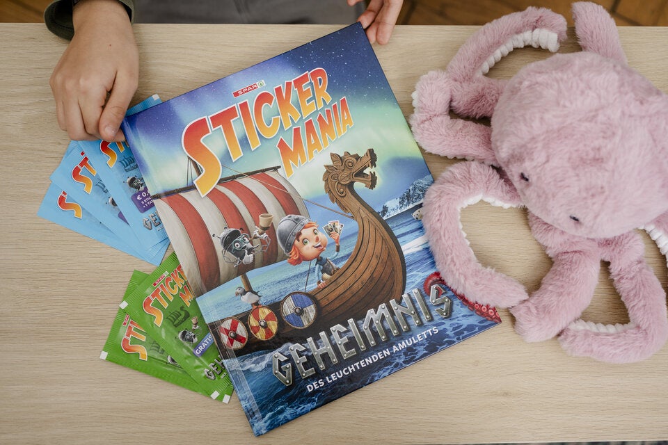 Pro Einkaufswert von 10 Euro erhalten Kund:innen ein grünes Sticker-Briefchen à fünf Stickern kostenlos. Zusätzlich kann ein blaues Sticker-Briefchen mit fünf Stickern und einem von insgesamt acht Rubbel-Tattoos für 0,60 Euro direkt an der Kassa gekauft werden.