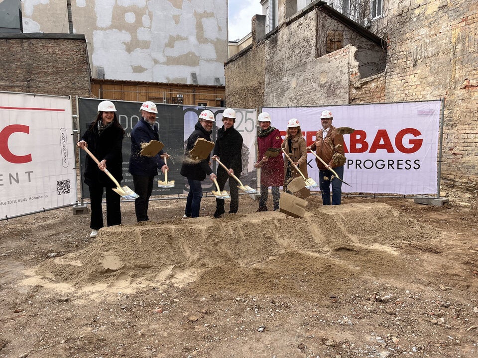 Spatenstich: Nadja Holzer (STC), Armin Kövari (Hypo Vbg.), Markus Gornik (Strabag), Thomas Haider-Hollenstein (STC), Andrea Gödel (STC), Stefanie Lamp (Bezirksvorsteherin 16. Bezirk) & Thomas Brandstätter (SPÖ-Bezirksrat).