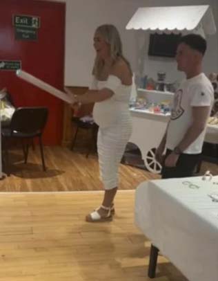 Bei der Babyparty freute sich Kira über das rosa Konfetti – der Schwindel war perfekt inszeniert. 